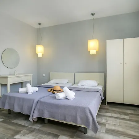 Thea Athos לימנריה